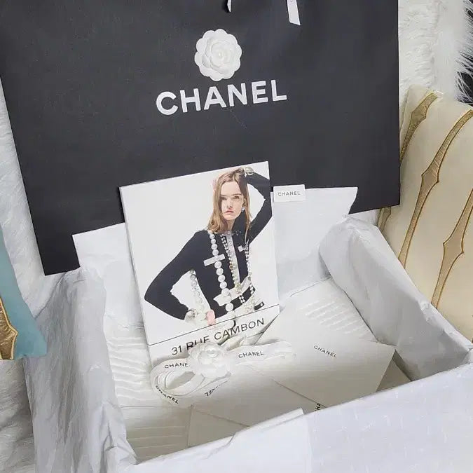 [BUNJANG] Chanel 25 Bag Accessories Set: Magnetic Box, Shopping Bag, Camellia Ribbon / 1-3)샤넬25백 자석박스쇼핑백속지 까멜리아리본 셋트