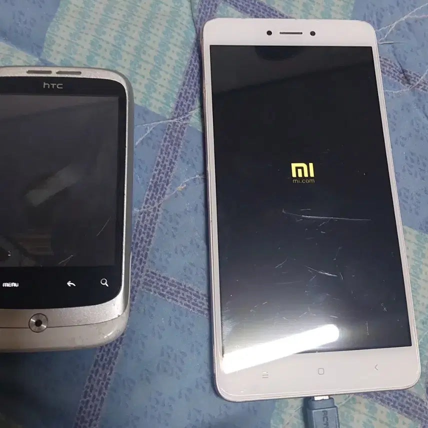 [BUNJANG] HTC Smartphone (White) &amp; Xiaomi (Pink) - 2 Units Bundle (For Parts) / 부품용/고장폰 HTC 스마트폰 화이트/샤오미핑크 2대일괄