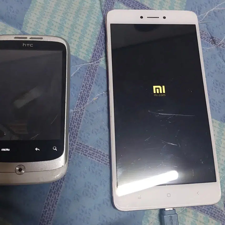 [BUNJANG] HTC Smartphone (White) &amp; Xiaomi (Pink) - 2 Units Bundle (For Parts) / 부품용/고장폰 HTC 스마트폰 화이트/샤오미핑크 2대일괄