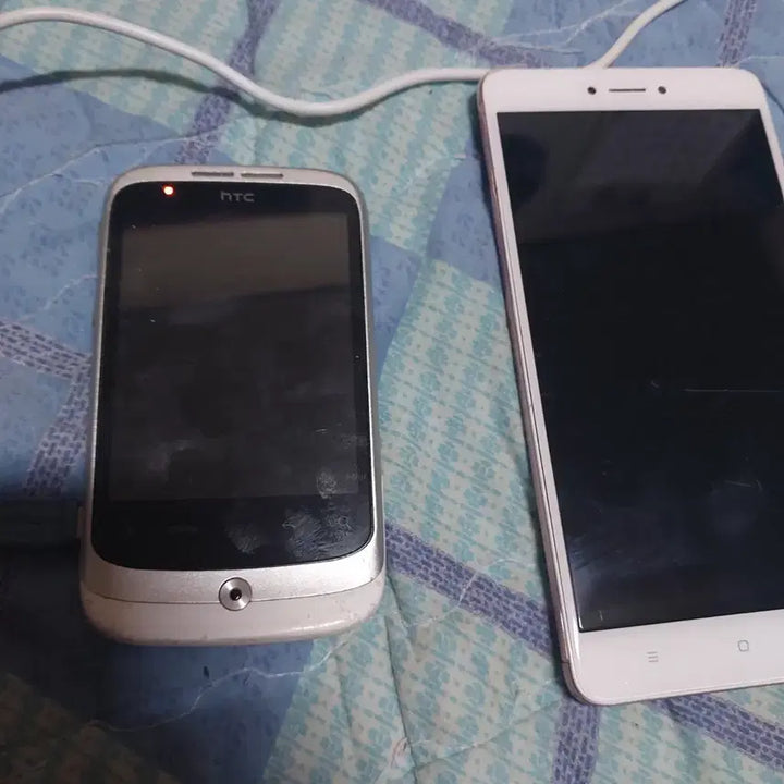 [BUNJANG] HTC Smartphone (White) &amp; Xiaomi (Pink) - 2 Units Bundle (For Parts) / 부품용/고장폰 HTC 스마트폰 화이트/샤오미핑크 2대일괄