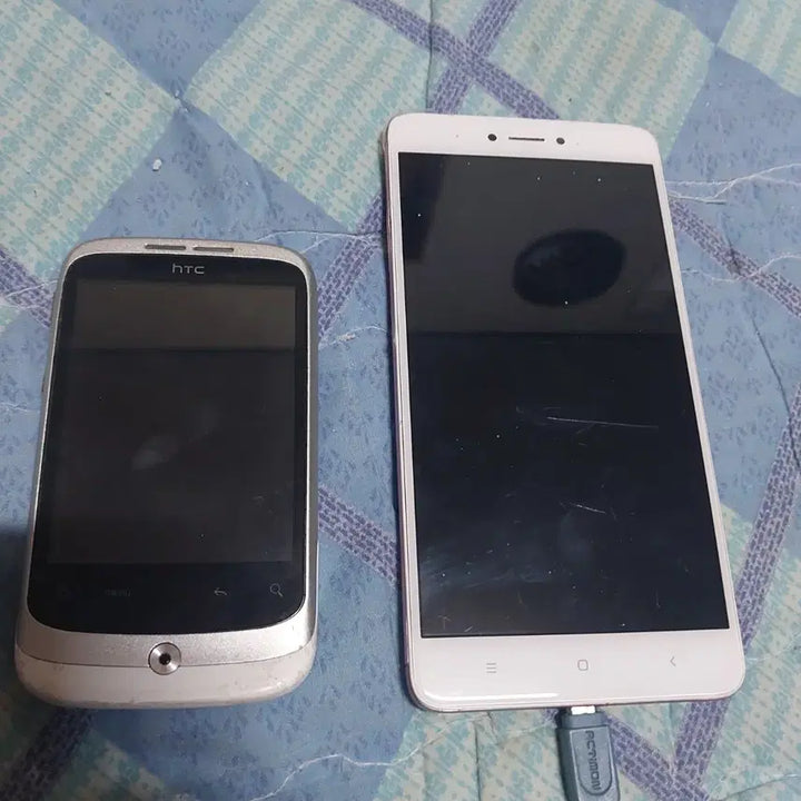 [BUNJANG] HTC Smartphone (White) &amp; Xiaomi (Pink) - 2 Units Bundle (For Parts) / 부품용/고장폰 HTC 스마트폰 화이트/샤오미핑크 2대일괄