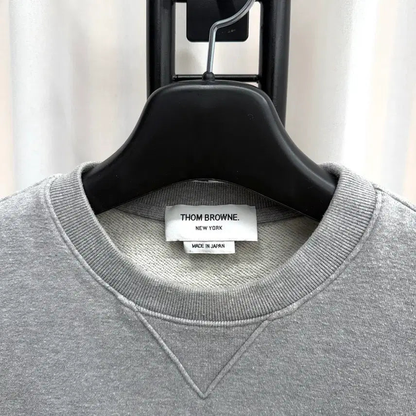 [BUNJANG] Thom Browne Striped Armband Sweatshirt Grey / [44] 톰브라운 사선완장 맨투맨 그레이