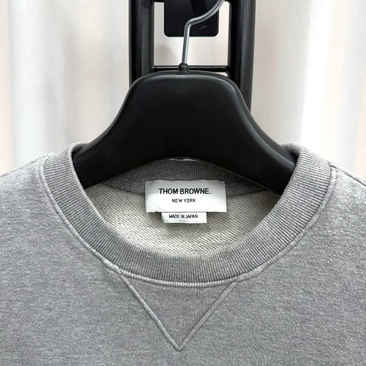 [BUNJANG] Thom Browne Striped Armband Sweatshirt Grey / [44] 톰브라운 사선완장 맨투맨 그레이