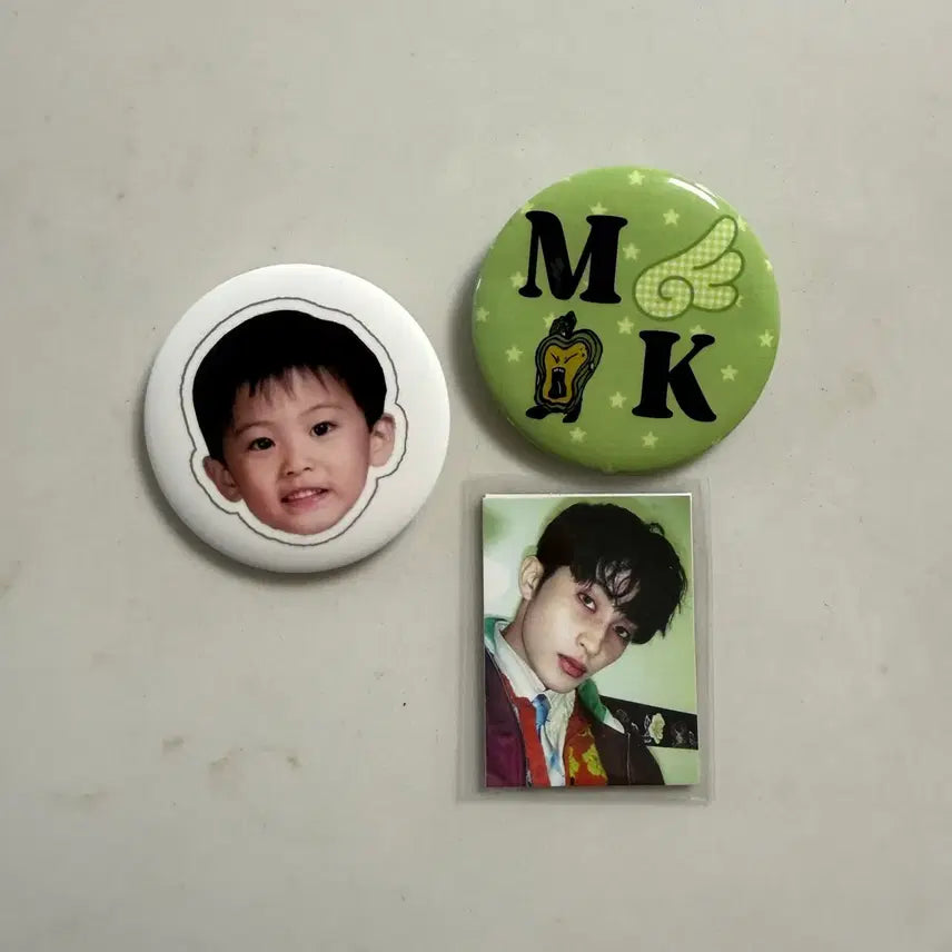 [BUNJANG] Mark Doll Makfrika Photocard Badge Set / 마크 인형 맠프리카 증사 뱃지 양도