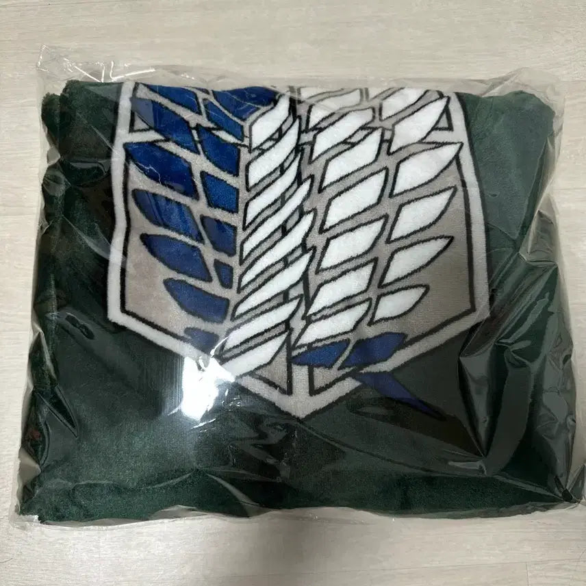 [BUNJANG] Frank Burger Attack on Titan Cloak Blanket (Sealed) / [미개봉] 프랭크버거 진격의 거인 망토 담요