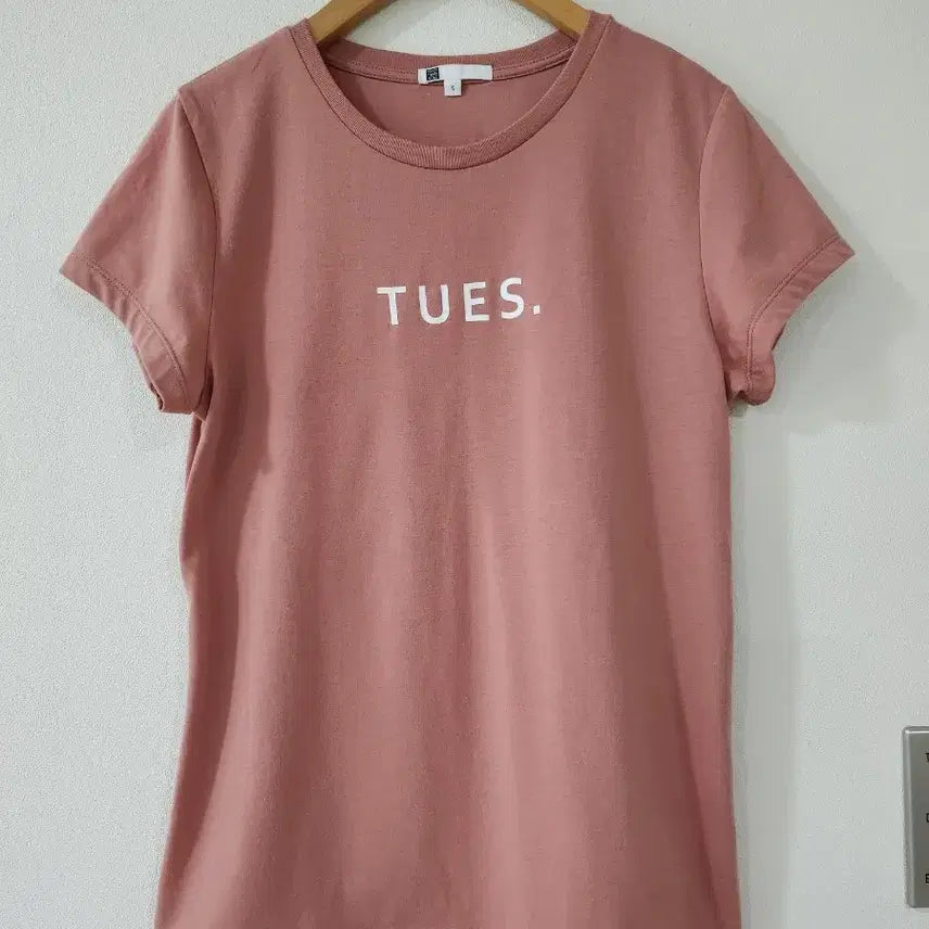 [BUNJANG] TEUS.Yoil Lettering Coral T-shirt / 새상품급/1회착용) TEUS.요일 레터링 코랄 색상 티셔츠 55,66