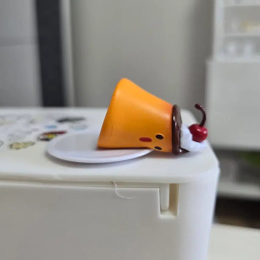 [BUNJANG] Melting Pudding Figure with Cherry Detail / 녹는 푸딩 피규어