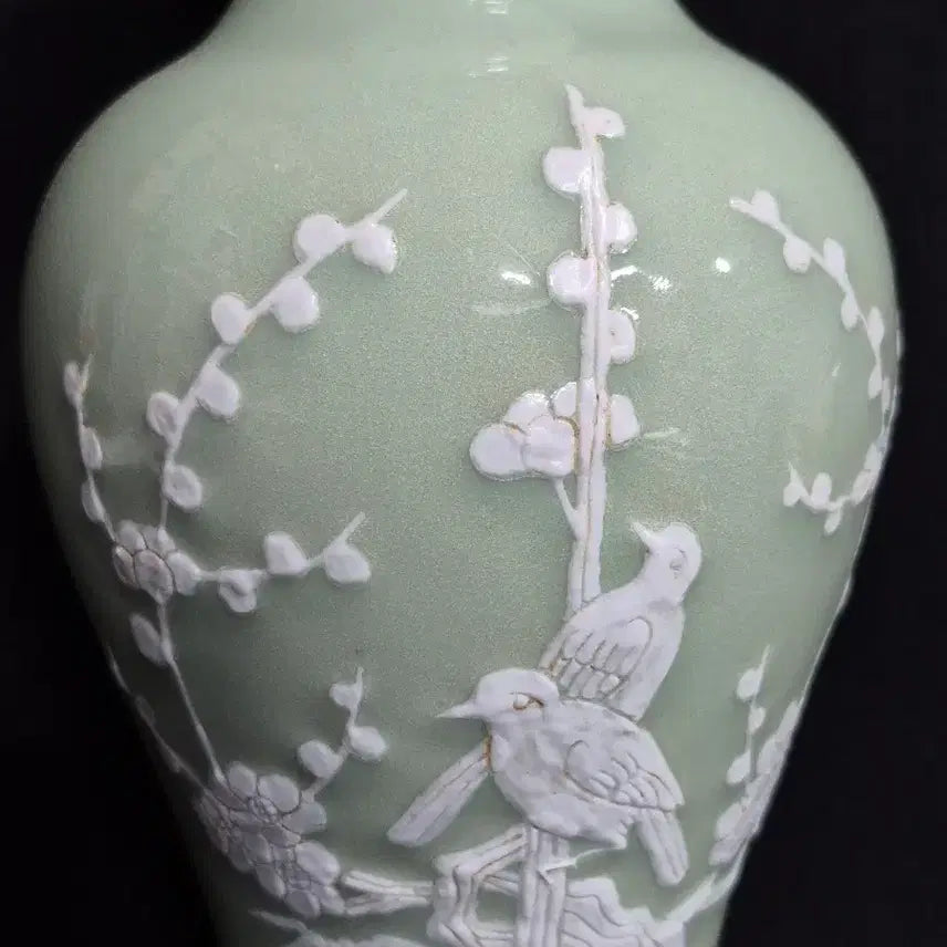 [BUNJANG] Celadon Porcelain Vase with Plum Blossoms and Birds / 두청유 양각 매화 새 첩화 감람병 화병 꽃병
