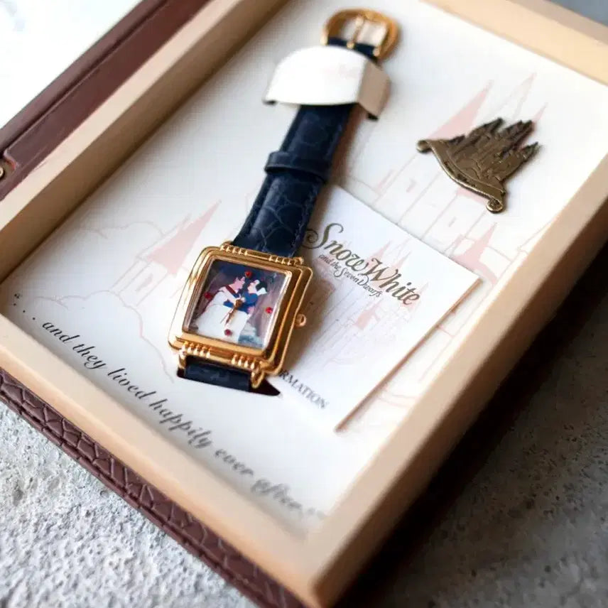 [BUNJANG] 1990 Disney Limited Edition Snow White Watch &amp; Badge Set / 1990 디즈니 한정판 빈티지 백설공주 시계&amp;뱃지 세트