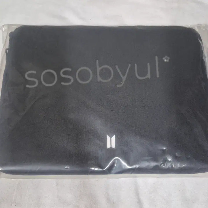 [BUNJANG] BTS Logo Ver. 13-inch Laptop Pouch Black (Sealed) / (미개봉)BTS LOGO VER. 노트북 파우치 13인치 블랙