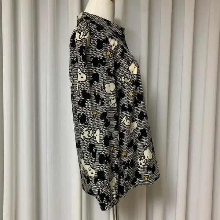 [BUNJANG] Snoopy Pattern Black Blouse / [착용 1회] 스누피 패턴 블랙 블라우스