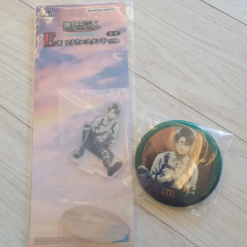 [BUNJANG] Attack on Titan Levi Kaku-no Ketsui Acrylic Stand + Badge Set / 진격의 거인 리바이 각자의결의 아크릴 스탠드 + 뱃지 세트