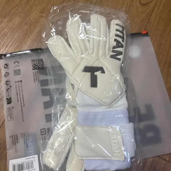 [BUNJANG] Titan White Out Goalkeeper Gloves (Size 10) / 타이탄 골키퍼 장갑 화이트 아웃(10호)
