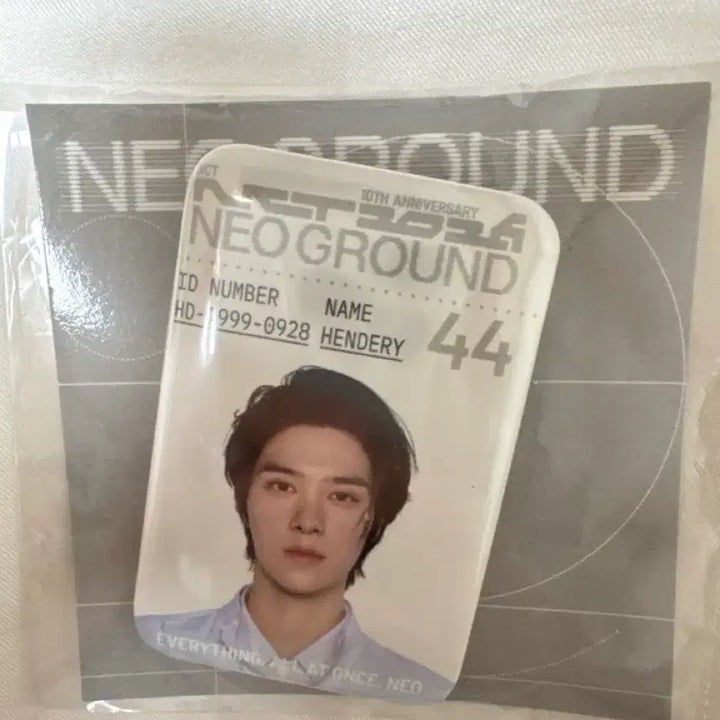 [BUNJANG] NCT Yuta Metal ID Card Pin Button / 엔시티 팝업 핸드리 메탈 ID 카드 핀버튼