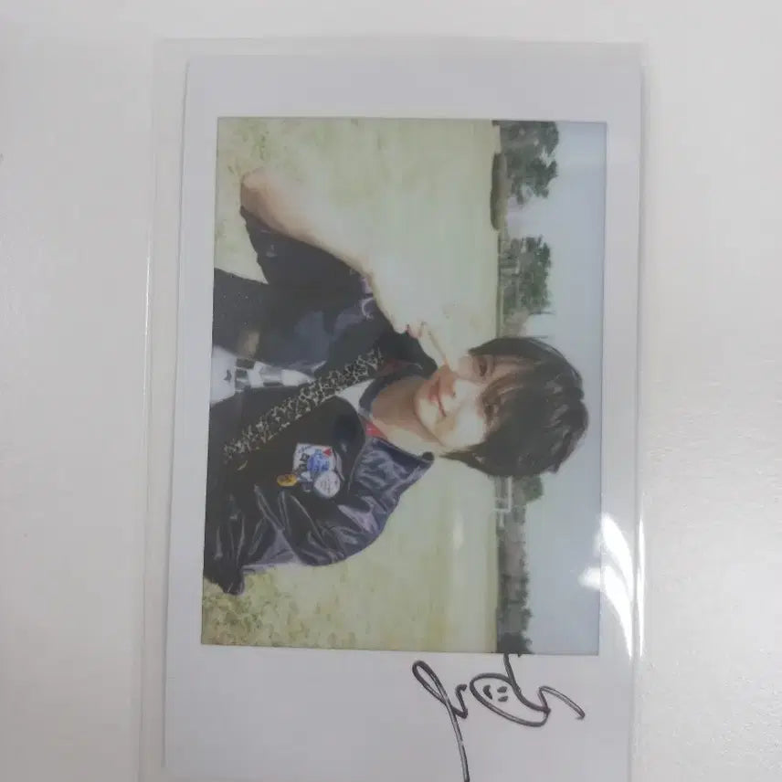 [BUNJANG] YUHZ BOHYUN Signed Polaroid / 유어즈 YUHZ 보현 사운드웨이브 싸인 폴라로이드