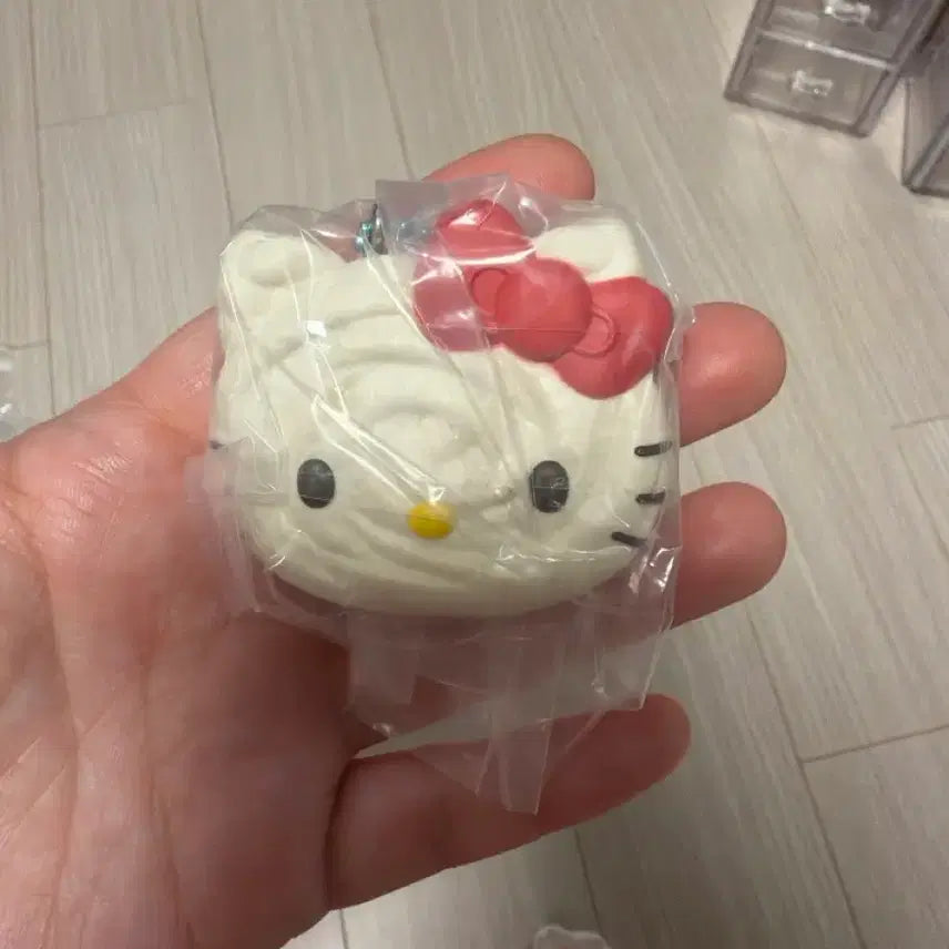 [BUNJANG] Sanrio Hello Kitty Meringue Cookie Gacha Plush / 머랭쿠키 가챠 키티