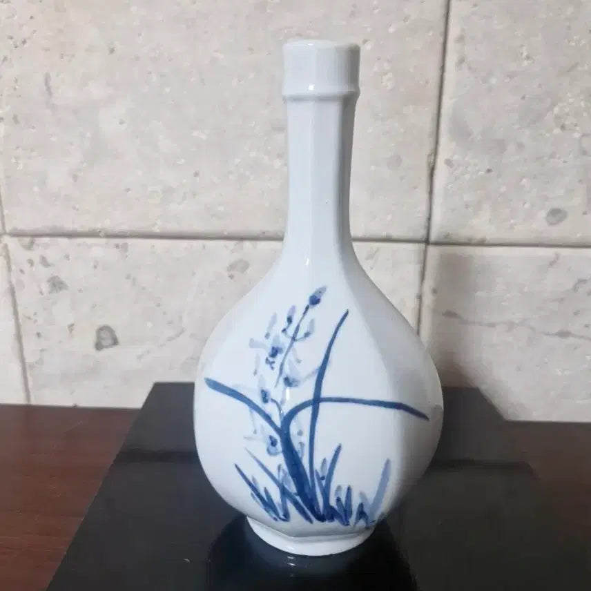 [BUNJANG] White Porcelain Octagonal Vase with Orchid Design / 백자 난초문 팔각주병
