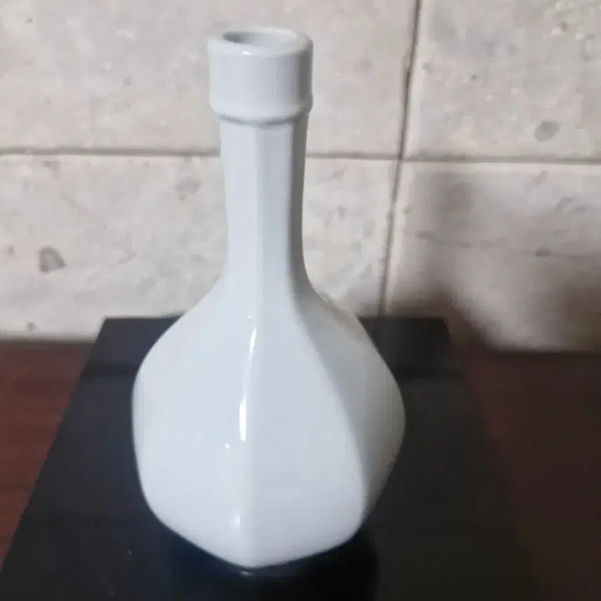 [BUNJANG] White Porcelain Octagonal Vase with Orchid Design / 백자 난초문 팔각주병