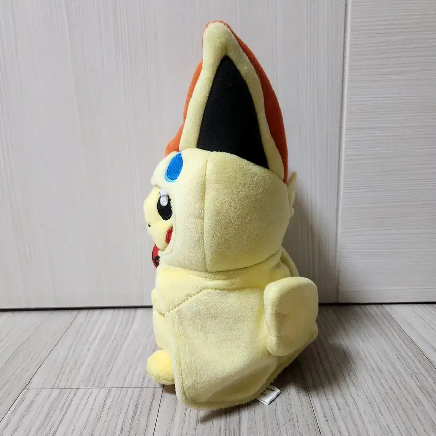 [BUNJANG] Pokemon Center Victini Poncho Pikachu Plush (Medium, Best Wishes) / 2017 고전레트로 포켓몬센터 비크티니 판초피카츄 봉제중형인형 베스트위시