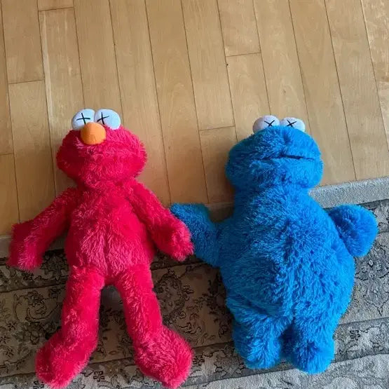 [BUNJANG] KAWS x Uniqlo Elmo &amp; Cookie Monster Plush Set / KAWS 유니클로 콜라보 엘모 &amp; 쿠키몬스터 인형 세트