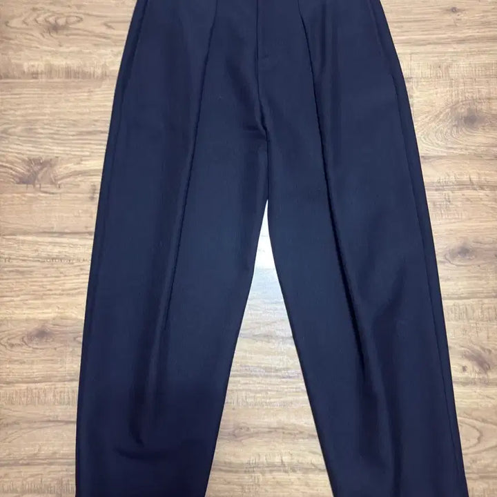 [BUNJANG] COOR Pleats Curved Trousers Dark Navy S / 쿠어 플리츠 커브드 트라우저 다크네이비 s