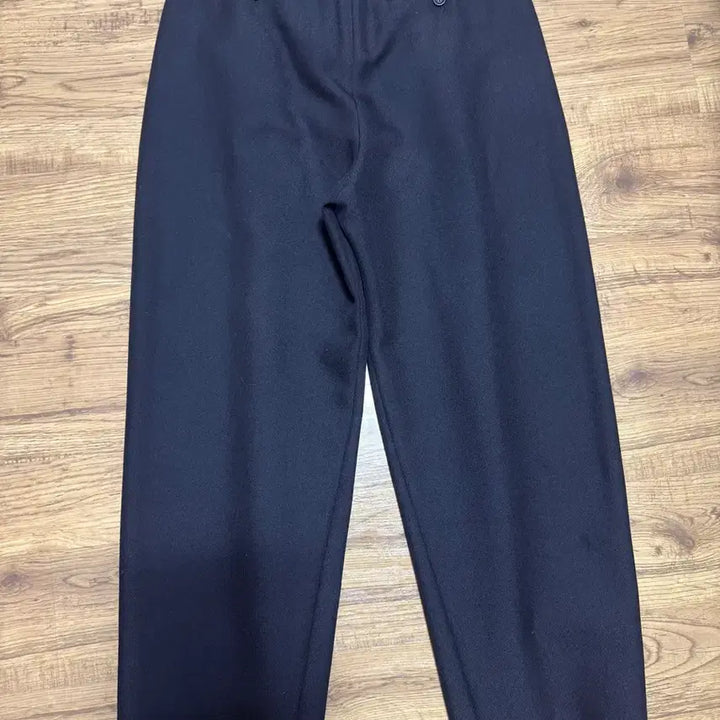 [BUNJANG] COOR Pleats Curved Trousers Dark Navy S / 쿠어 플리츠 커브드 트라우저 다크네이비 s
