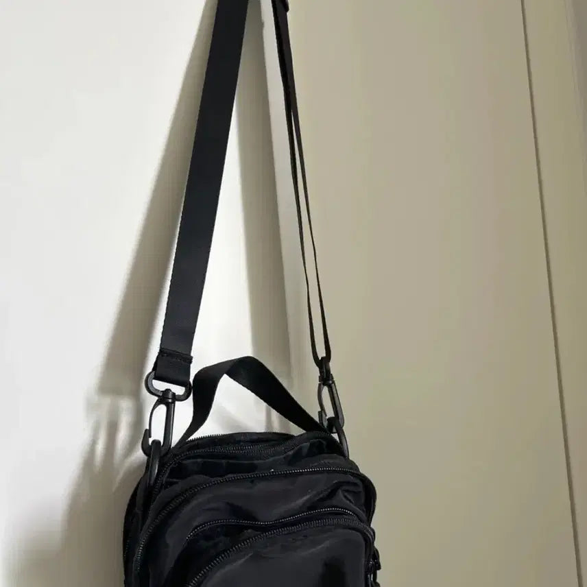 [BUNJANG] A.I. Apparel Black Mini Crossbody Bag / 블랙 미니 크로스백