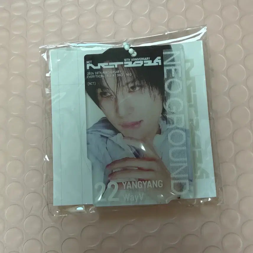 [BUNJANG] NCT 10th Anniversary Pop-up Neo Ground Gacha Lenticular Yangyang / 엔시티 10주년 팝업 네오 그라운드 가챠 렌티큘러 양양