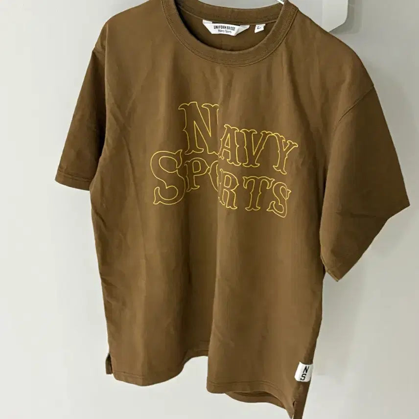 [BUNJANG] Uniform Bridge Navy Sports T-Shirt (Khaki Brown) L / 유니폼 브릿지 네이비 스포츠 반팔티(카키브라운)