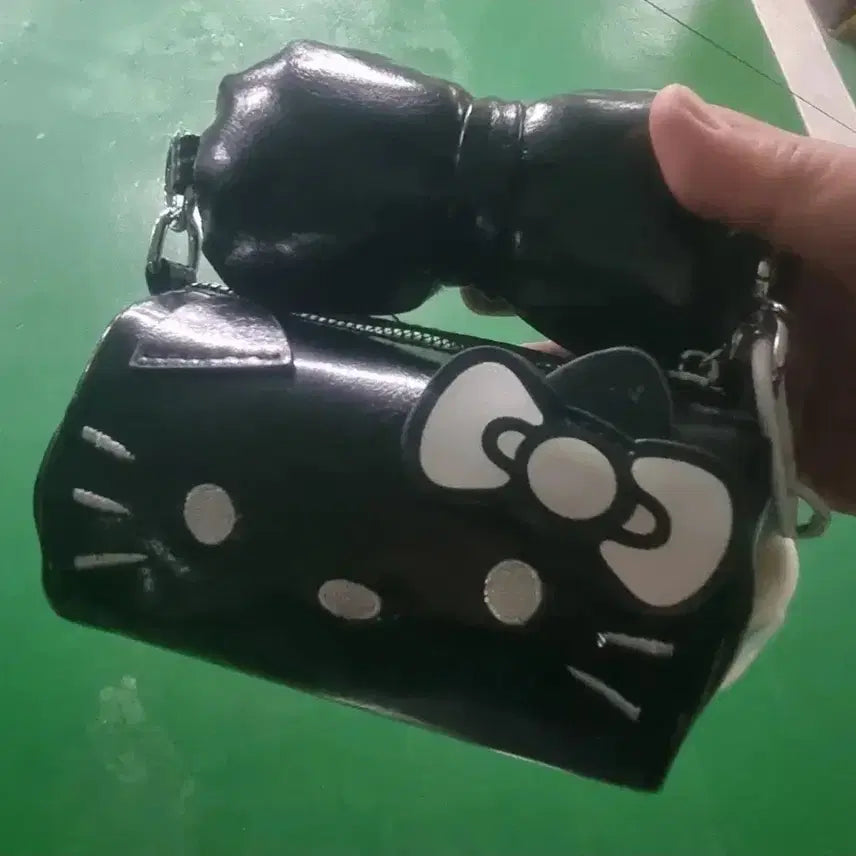 [BUNJANG] Hello Kitty Black Mini Bag, Slippers, and Tote Bag Set / 헬로키티 블랙 굿즈 모음 (미니백/신발/토트백)