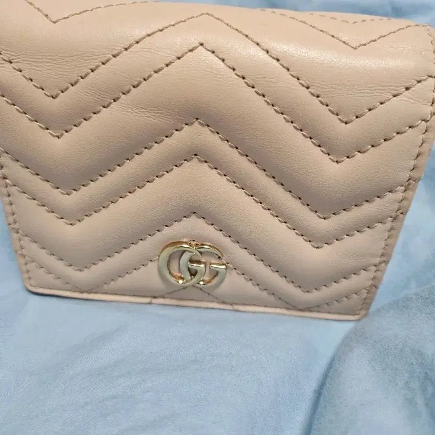 [BUNJANG] Gucci Matelassé Bi-fold Wallet Beige GG Logo / 구찌 마틀라세 반지갑 베이지 GG로고