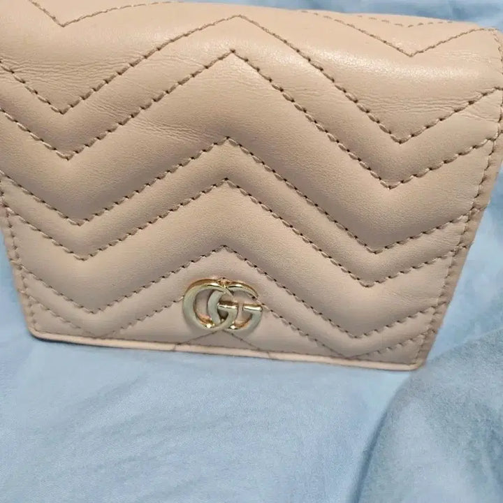 [BUNJANG] Gucci Matelassé Bi-fold Wallet Beige GG Logo / 구찌 마틀라세 반지갑 베이지 GG로고