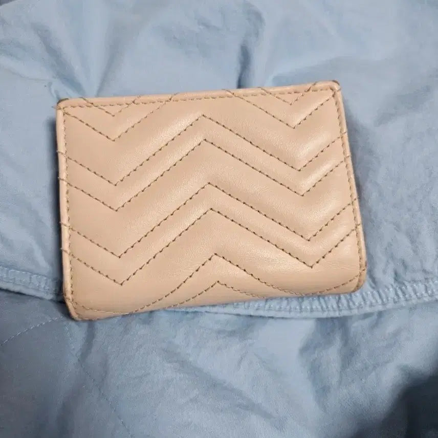 [BUNJANG] Gucci Matelassé Bi-fold Wallet Beige GG Logo / 구찌 마틀라세 반지갑 베이지 GG로고
