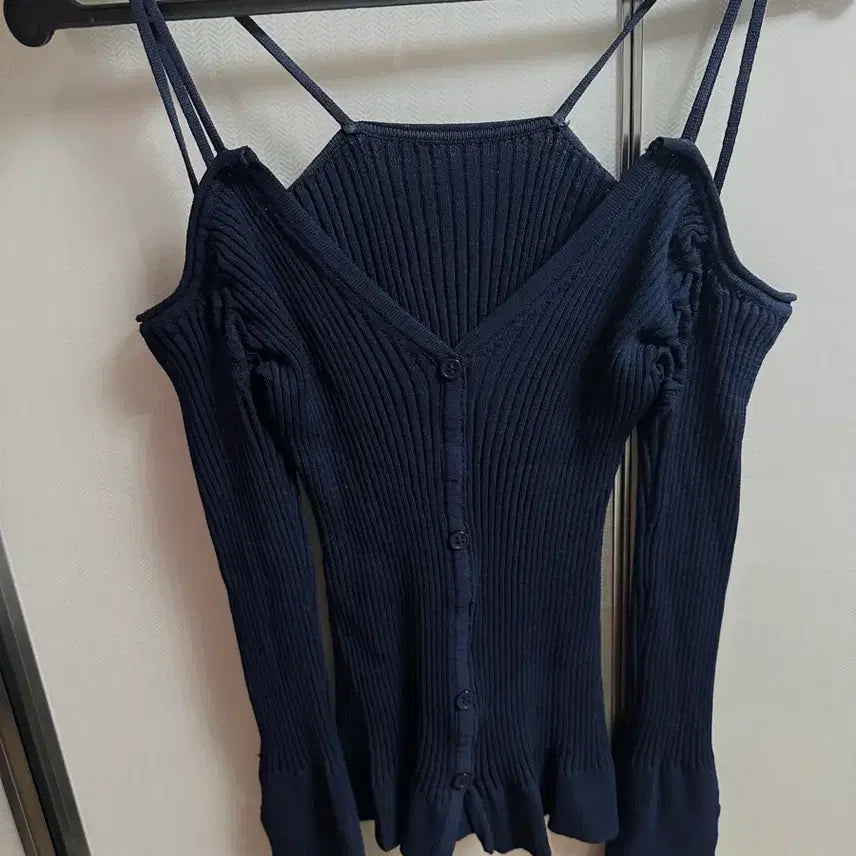 [BUNJANG] Off-Shoulder Susie Knit / 오프숄더 수지니트(새상품)