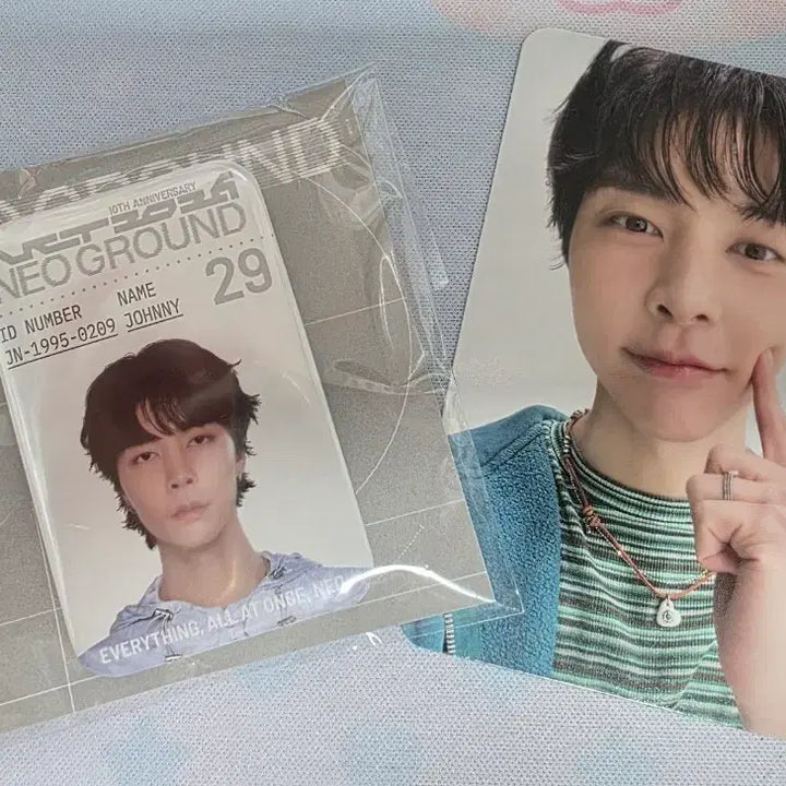 [BUNJANG] NCT 10th Anniversary Johnny Photocard and Badge Bundle Set (Sealed) / NCT10주년 팝업MD(쟈니)