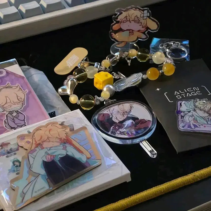 [BUNJANG] ALIEN STAGE (A.S.) Lucky Draw Trading Keyholders, Phone Strap, and Magnet Set / (원가이하) ALIEN STAGE / 에이스테 루카 공굿 세트 + 덤