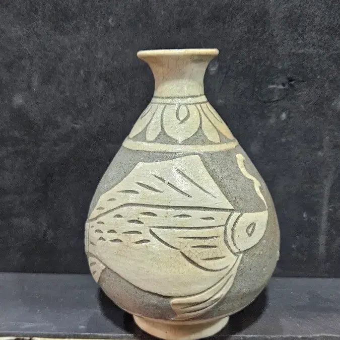 [BUNJANG] Buncheong Ware Incised Fish Motif Spirit Bottle / 분청사기박지연어문소병