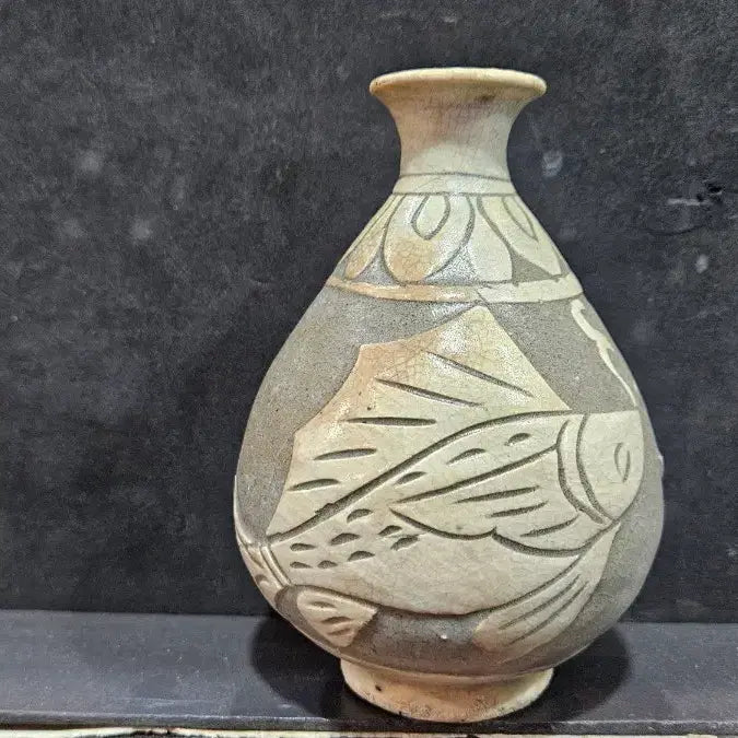 [BUNJANG] Buncheong Ware Incised Fish Motif Spirit Bottle / 분청사기박지연어문소병