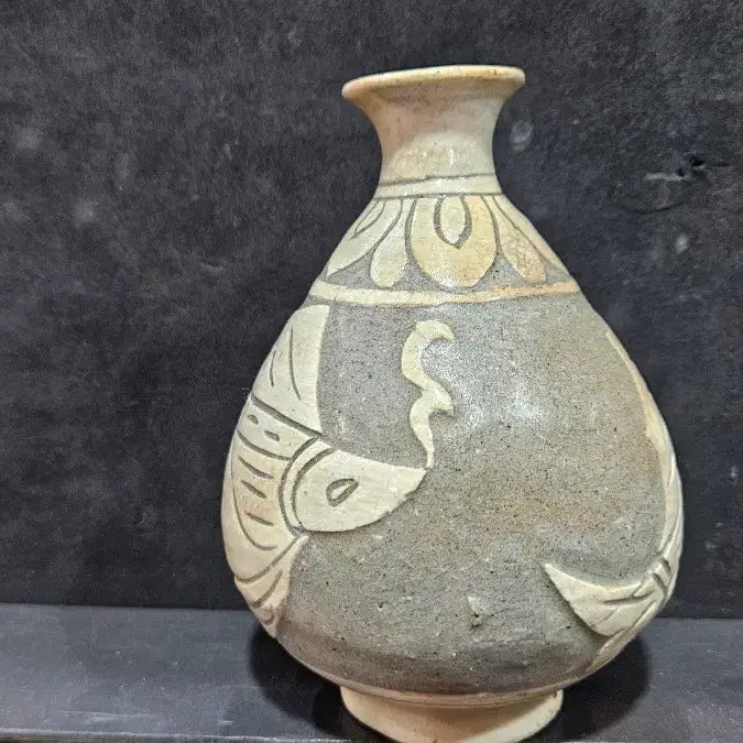 [BUNJANG] Buncheong Ware Incised Fish Motif Spirit Bottle / 분청사기박지연어문소병