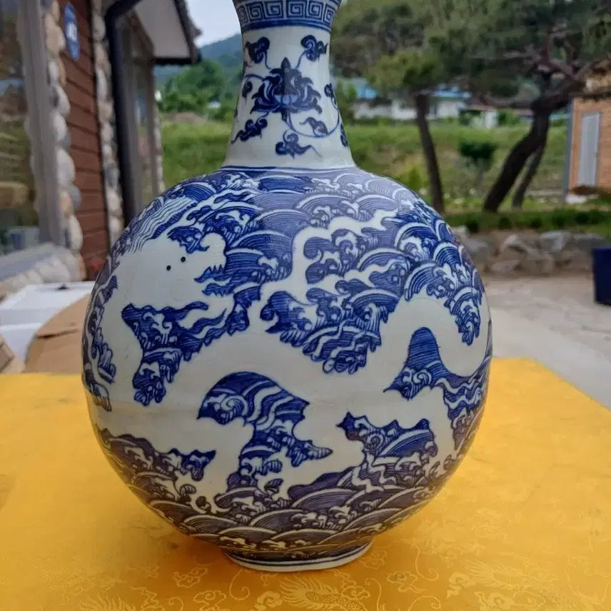 [BUNJANG] Yeongnak Dynasty Celadon Porcelain Vase with Sea Dragon Motif / 영락연제청화해수용문편병