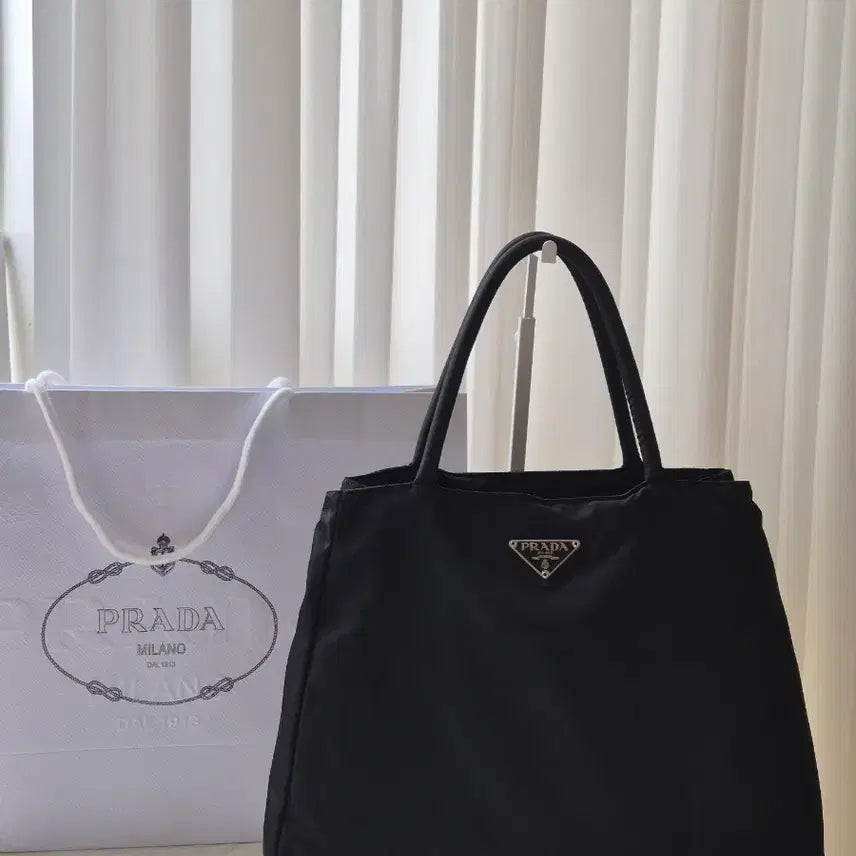 [BUNJANG] Prada Pocono Triangle Plate Nylon Tote Bag Black / [정품] 프라다 포코노 삼각 플레이트 나일론 토트백