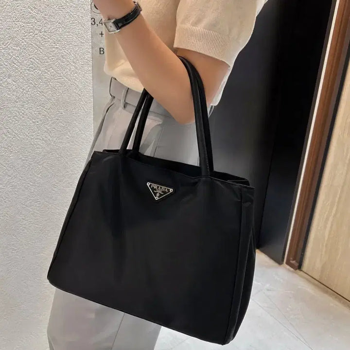 [BUNJANG] Prada Pocono Triangle Plate Nylon Tote Bag Black / [정품] 프라다 포코노 삼각 플레이트 나일론 토트백