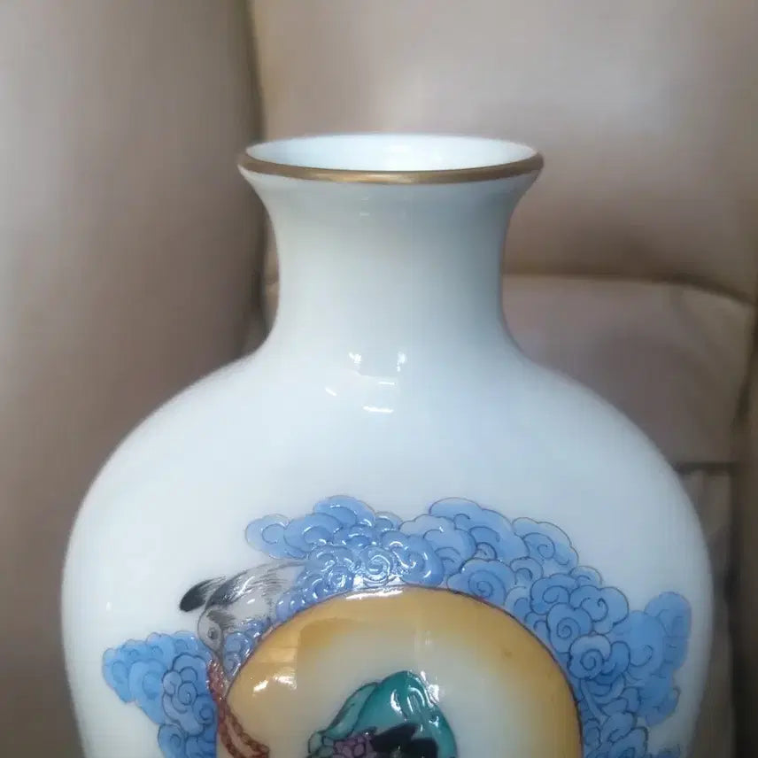 [BUNJANG] Qing Dynasty Yongzheng Period Celadon Vase - Medicine Buddha Design / 청.옹정제.기물/약사여래보살.매병.