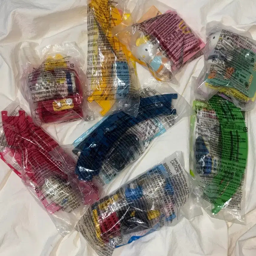[BUNJANG] 2003 Hello Kitty Shinkansen Happy Meal Set (8 Types) / [마지막인하]2003 고전 헬로키티 해피밀 신칸센 세트 총 8종