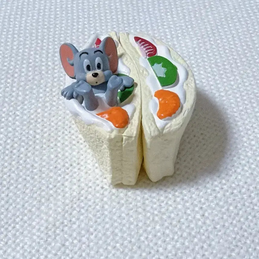 [BUNJANG] Tom and Jerry Fruit Sando Gacha Figure / 톰과제리 후르츠산도 가챠