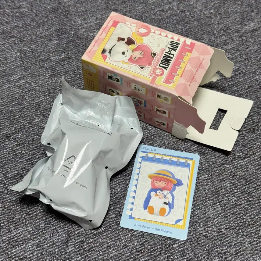 [BUNJANG] Pop Mart Spy x Family Anya Forger Penguin Gift Figure (Sealed) / 미개봉) 팝마트 스파이패밀리 아냐포저 펭귄선물