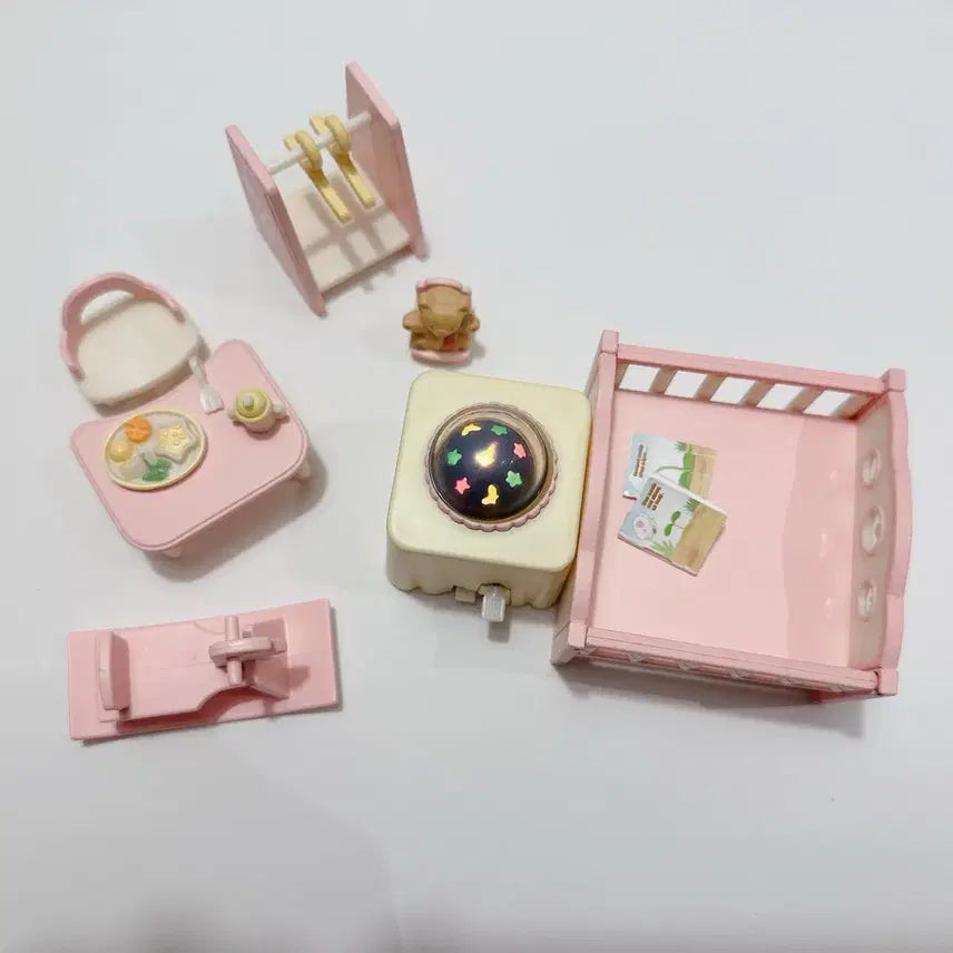 [BUNJANG] Sylvanian Families Calico Critters Light-Up Nursery Set (Pink) Old, Discontinued / 실바니안 불이 들어오는 아기방 세트 (핑크) 올드, 단종