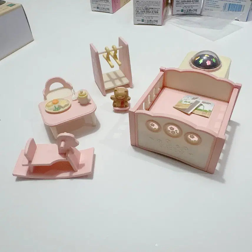 [BUNJANG] Sylvanian Families Calico Critters Light-Up Nursery Set (Pink) Old, Discontinued / 실바니안 불이 들어오는 아기방 세트 (핑크) 올드, 단종