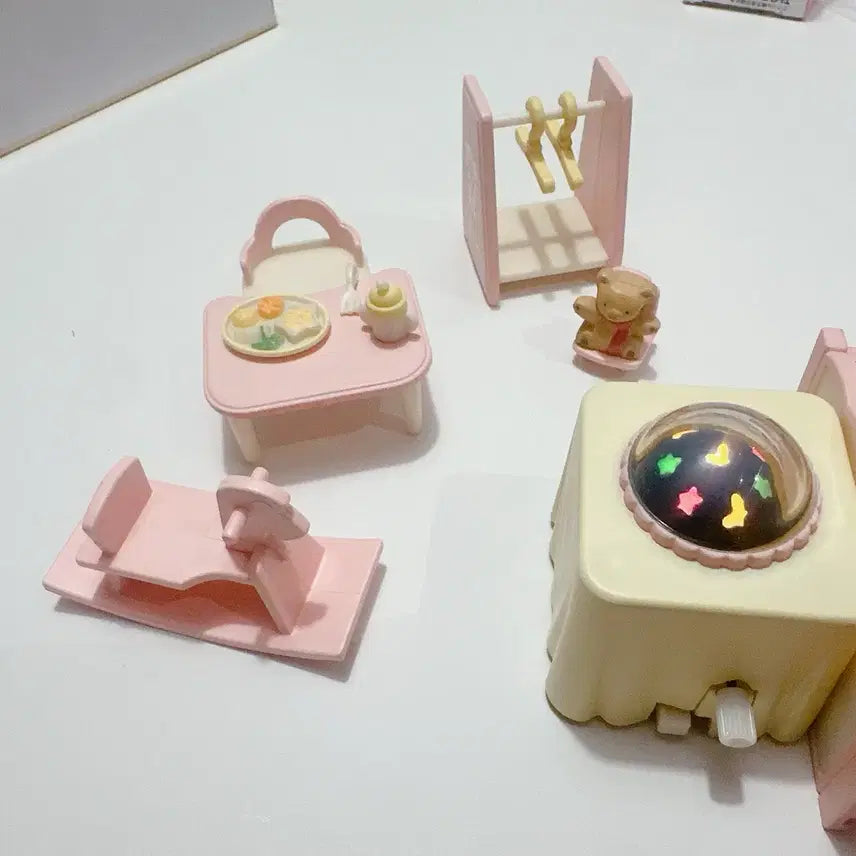 [BUNJANG] Sylvanian Families Calico Critters Light-Up Nursery Set (Pink) Old, Discontinued / 실바니안 불이 들어오는 아기방 세트 (핑크) 올드, 단종