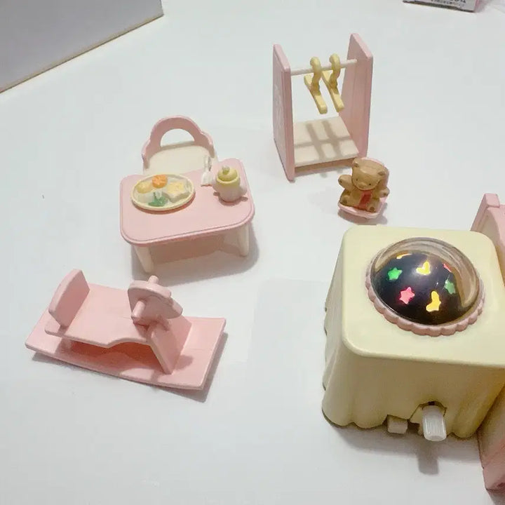 [BUNJANG] Sylvanian Families Calico Critters Light-Up Nursery Set (Pink) Old, Discontinued / 실바니안 불이 들어오는 아기방 세트 (핑크) 올드, 단종